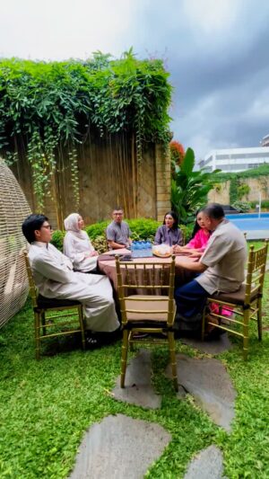 Krisdayanti Instagram - Iftar keluarga di Ramadhan hari ke 2,alhamdulillah walaupun kurang lengkap ngak ada azriel yang sedang mengejar ilmu . Semoga hari hari kedepan semakin diberkahi mencapai kemenangan yang mulia sampai ujung ramadhan. Amin YaAllah

kaftans @kanzicollection