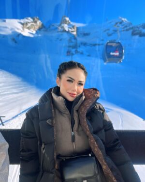Krisdayanti Instagram - Menikmati lirik lagu yang indah.. 🖤☃️