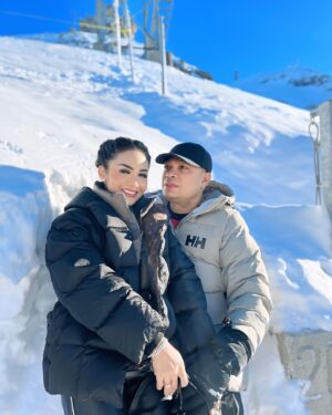 Krisdayanti Instagram - Menikmati lirik lagu yang indah.. 🖤☃️