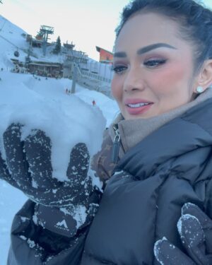 Krisdayanti Instagram - Menikmati lirik lagu yang indah.. 🖤☃️