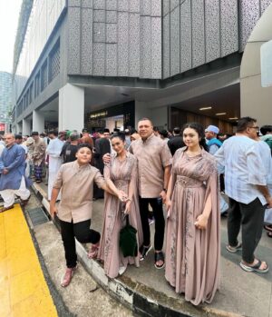 Krisdayanti Instagram - Berbaur bersama warga di masjid Al-falah singapura,kami menikmati Penuh syukur dan bahagia dimana serentak sholat idul fitri dilakukan pagi ini bersamaan dengan waktu ditanah air.
Alhamdulillah Allah Maha Besar