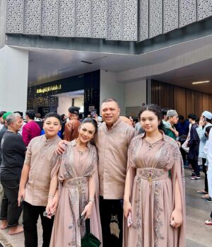 Krisdayanti Instagram - Berbaur bersama warga di masjid Al-falah singapura,kami menikmati Penuh syukur dan bahagia dimana serentak sholat idul fitri dilakukan pagi ini bersamaan dengan waktu ditanah air.
Alhamdulillah Allah Maha Besar