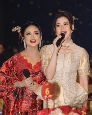 Krisdayanti Instagram - Serba serbi duet sama cucu @ameenaatta ,duet sayang  @yunishara36 dan bersama boss cantik @xandra_askandar tadi malam di acara imlek nasabah utama @bankmandiri 

Dress merah menyala @ivangunawan_uniform menawan