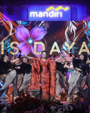 Krisdayanti Instagram - Serba serbi duet sama cucu @ameenaatta ,duet sayang  @yunishara36 dan bersama boss cantik @xandra_askandar tadi malam di acara imlek nasabah utama @bankmandiri 

Dress merah menyala @ivangunawan_uniform menawan