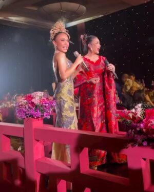 Krisdayanti Instagram - Serba serbi duet sama cucu @ameenaatta ,duet sayang  @yunishara36 dan bersama boss cantik @xandra_askandar tadi malam di acara imlek nasabah utama @bankmandiri 

Dress merah menyala @ivangunawan_uniform menawan