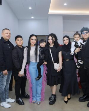 Krisdayanti Instagram - Bunga bunga jiwa saya ,kurang azriel disini. Alhamdulillah ada di balik panggung sebelum konser tiba ,penambah kebahagiaan .

#konsersuperdiva
