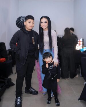Krisdayanti Instagram - Bunga bunga jiwa saya ,kurang azriel disini. Alhamdulillah ada di balik panggung sebelum konser tiba ,penambah kebahagiaan .

#konsersuperdiva