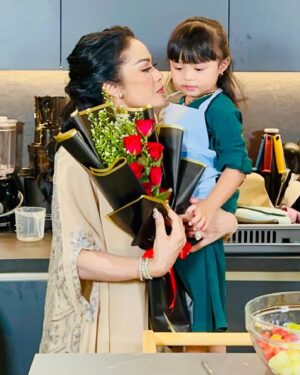 Krisdayanti Instagram - Malam ini bersama anak cucu battle buat tajil bareng,gemes ameena nga lepas pakai sepatu heels nya dari tante @anitalundy X @ittaherl

Kaftans Gemmi dari @innecollection