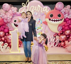 Krisdayanti Instagram - Selamat ulang tahun pertama cucu Gemmi @azuraatta ,dan selamat berbahagia untuk keluarga kecil tersayang @aurelie.hermansyah @attahalilintar @ameenaatta 

#1111