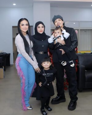 Krisdayanti Instagram - Bunga bunga jiwa saya ,kurang azriel disini. Alhamdulillah ada di balik panggung sebelum konser tiba ,penambah kebahagiaan .

#konsersuperdiva