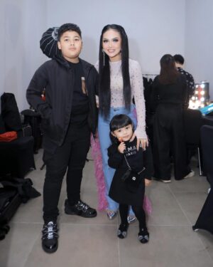Krisdayanti Instagram - Bunga bunga jiwa saya ,kurang azriel disini. Alhamdulillah ada di balik panggung sebelum konser tiba ,penambah kebahagiaan .

#konsersuperdiva