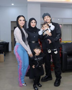 Krisdayanti Instagram - Bunga bunga jiwa saya ,kurang azriel disini. Alhamdulillah ada di balik panggung sebelum konser tiba ,penambah kebahagiaan .

#konsersuperdiva