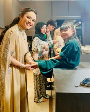 Krisdayanti Instagram - Malam ini bersama anak cucu battle buat tajil bareng,gemes ameena nga lepas pakai sepatu heels nya dari tante @anitalundy X @ittaherl

Kaftans Gemmi dari @innecollection