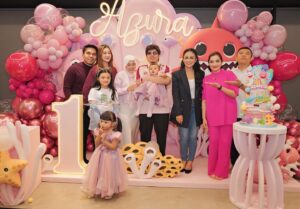 Krisdayanti Instagram - Happy Birthday AZURA sayang 🤍

Cake by @veroz_cakery