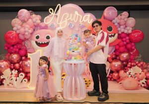 Krisdayanti Instagram - Happy Birthday AZURA sayang 🤍

Cake by @veroz_cakery