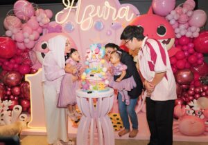 Krisdayanti Instagram - Happy Birthday AZURA sayang 🤍

Cake by @veroz_cakery