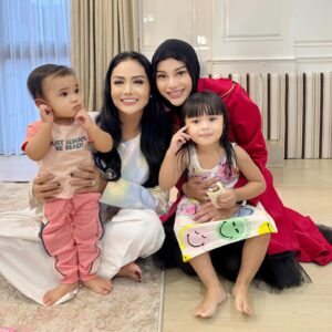 Krisdayanti Instagram - Helo mama @aurelie.hermansyah now you’ve got The body’s goal . no more diet,just clean food.semangat terus sayang live tiktoknyaaaa