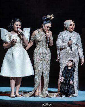 Krisdayanti Instagram - Sequence 3
𝔽𝕒𝕞𝕚𝕝𝕪 ⭐️

@texsaverio @rinaldyyunardi 
#konsersemestakrisdayanti2023
