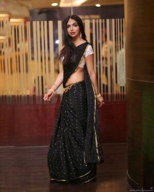 Kriti verma Instagram - Simply desi ❤️🧿🫰

#kriti #saree #indian #actress #telugu