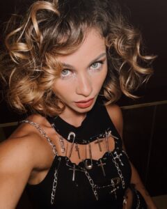 Actress Laryssa Ayres HD Photos and Wallpapers March 2025