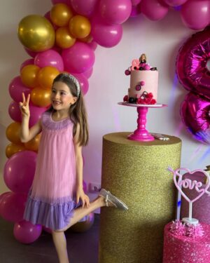 Laura Figueiredo Instagram - Feliz Aniversário, Princesa 👸🏻🩷 Que sejas infinitamente feliz como o número ♾️ ✨

@quantumparkalmada 
@acucaralacarte 
@melesal.catering