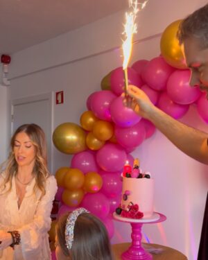 Laura Figueiredo Instagram - Feliz Aniversário, Princesa 👸🏻🩷 Que sejas infinitamente feliz como o número ♾️ ✨

@quantumparkalmada 
@acucaralacarte 
@melesal.catering