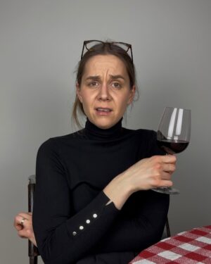 Laura Ramoso Instagram - It’s time…for HEPPEE HAOUR!!!🍷🍸 German Mom is back THIS Sunday for a little apéro on the terrace…ach it’s always a good time for a nice glass of RED, no?