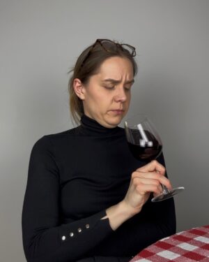 Laura Ramoso Instagram - It’s time…for HEPPEE HAOUR!!!🍷🍸 German Mom is back THIS Sunday for a little apéro on the terrace…ach it’s always a good time for a nice glass of RED, no?