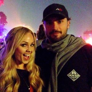 Laura Vandervoort Instagram - Since it’s Coachella time, figured I’d throw it back to 2014 when i looked to my right and suddenly had a reunion with my Kryptonian cousin.