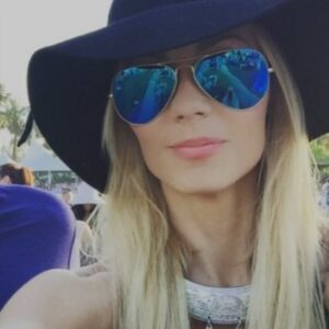 Laura Vandervoort Instagram - Since it’s Coachella time, figured I’d throw it back to 2014 when i looked to my right and suddenly had a reunion with my Kryptonian cousin.