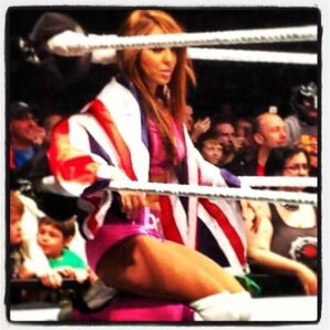 Layla El Instagram - Happy Friday! Here’s a little #FlashbackFriday from me to you—hope you like it. Wishing you all a great weekend!

BRIT🇬🇧💂💋