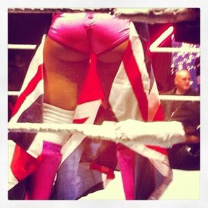Layla El Instagram - Happy Friday! Here’s a little #FlashbackFriday from me to you—hope you like it. Wishing you all a great weekend!

BRIT🇬🇧💂💋