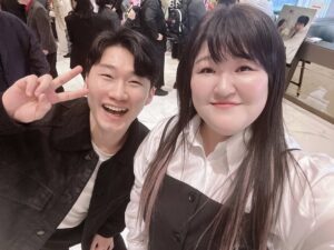 Lee Gook-ju Instagram - 윗집 부부♥️
드디어 큰 행사 끝났네  내가 왜 더 힘들지😭
축하해 명근아 다운아 당분가 찾지마....ㅋㅋ
데미소다 🍏맛 한 캔 마시고 기절 
축시 영상은 창피해서 못올리겠🫢 굿밤 🖐🏻