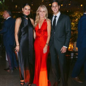Leonor Varela Instagram - La  glamorosa Gala @exeed_bornformore con la Reina misma! ☺️ Este año hay una alianza con la @fundacioncare que vale la pena que vean 💗 siempre lindo ver amigos de la vida y nuevos 💓
.
.
Vestido @nuevelosangeles 
Joyas @casabarroschile 
Zapatos @prettyballerinaschile 
Glam @burby