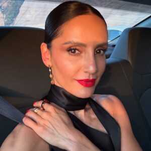 Leonor Varela Instagram - La  glamorosa Gala @exeed_bornformore con la Reina misma! ☺️ Este año hay una alianza con la @fundacioncare que vale la pena que vean 💗 siempre lindo ver amigos de la vida y nuevos 💓
.
.
Vestido @nuevelosangeles 
Joyas @casabarroschile 
Zapatos @prettyballerinaschile 
Glam @burby