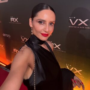 Leonor Varela Instagram - La  glamorosa Gala @exeed_bornformore con la Reina misma! ☺️ Este año hay una alianza con la @fundacioncare que vale la pena que vean 💗 siempre lindo ver amigos de la vida y nuevos 💓
.
.
Vestido @nuevelosangeles 
Joyas @casabarroschile 
Zapatos @prettyballerinaschile 
Glam @burby