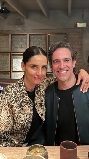 Leonor Varela Instagram - Feliz cumpleaños sorpresa @pablocourard !😄🎉 hubo mil instancias en que me podrías haber pillado y hasta tuve que esconderme dentro del closet, pero tu cara al verme hoy, hizo que todo valiera la pena 💝 
.
.
.
Happy birthday surprise @pablocourard! 😄🎉 There were a thousand times you could have caught me, and I even had to hide in the closet, but your face when you saw me today, made it all worth it 💝