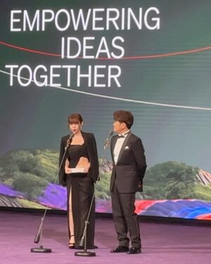 Lin Min-Chen Instagram - 再次感謝亞洲電影節的邀請🙆🏻‍♀️續上次為青年大使的身份特別緊張 而今年為頒獎嘉賓 還被安排與sunny導演一起 也見到好多朋友❤️ 這次還帶著姊姊和我一起 玩得很開心

Hair @chau.matt 
Make Up @minchen333 
Dress / @stellamccartney
Shoes / @christianlouboutin
Jewellery/ @fredjewelry