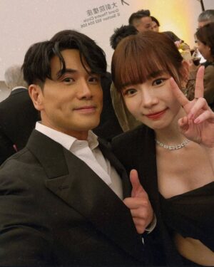 Lin Min-Chen Instagram - 再次感謝亞洲電影節的邀請🙆🏻‍♀️續上次為青年大使的身份特別緊張 而今年為頒獎嘉賓 還被安排與sunny導演一起 也見到好多朋友❤️ 這次還帶著姊姊和我一起 玩得很開心

Hair @chau.matt 
Make Up @minchen333 
Dress / @stellamccartney
Shoes / @christianlouboutin
Jewellery/ @fredjewelry