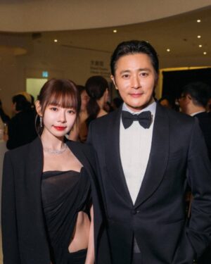 Lin Min-Chen Instagram - 再次感謝亞洲電影節的邀請🙆🏻‍♀️續上次為青年大使的身份特別緊張 而今年為頒獎嘉賓 還被安排與sunny導演一起 也見到好多朋友❤️ 這次還帶著姊姊和我一起 玩得很開心

Hair @chau.matt 
Make Up @minchen333 
Dress / @stellamccartney
Shoes / @christianlouboutin
Jewellery/ @fredjewelry