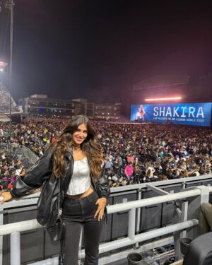 Luciana Sismondi Instagram - Escucho a @shakira desde niña y he cantado todas sus canciones, coleccionado cada álbum y por fin se me hizo verla en México con mis amigas!!!
Larga vida a esa música con las que nos identificamos en cada etapa de la vida, que nos pone la piel chinita y nos hace vibrar. 💓