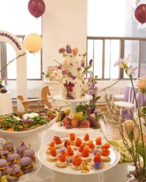 Lysandre Nadeau Instagram - PÊCHE OU AUBERGINE? 🍑🍆 
IT’S A… 🤍

Une journée absolument parfaite, comme dans un rêve.

Rien de tout ça n’aurait été possible sans @pknik.ca qui a tout planifié et décoré avec une attention aux détails incroyable.

Merci du fond du cœur à :
@cliniqueprenato, grâce à qui on a su le sexe de bébé
@lerev.ca pour la salle magnifique
@rhits.creative.catering pour le festin
@alafraise.official pour le bar à fraises qui a volé la vedette
@miettes.confettis pour le gâteau trop beau pour être mangé
@djwiremtl pour l’ambiance musicale
et bien sûr @emihebert, qui a capté chaque instant avec tant de douceur.

Voir autant de mes humains préférés, réunis dans ce contexte… c’était tout aussi magique que la première fois.
Je clignais des yeux plus vite, comme si ça allait me permettre de ressentir plus fort chaque seconde.

On est aux anges. 
Merci mille fois encore