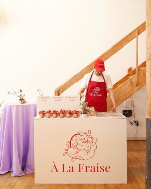Lysandre Nadeau Instagram - PÊCHE OU AUBERGINE? 🍑🍆 
IT’S A… 🤍

Une journée absolument parfaite, comme dans un rêve.

Rien de tout ça n’aurait été possible sans @pknik.ca qui a tout planifié et décoré avec une attention aux détails incroyable.

Merci du fond du cœur à :
@cliniqueprenato, grâce à qui on a su le sexe de bébé
@lerev.ca pour la salle magnifique
@rhits.creative.catering pour le festin
@alafraise.official pour le bar à fraises qui a volé la vedette
@miettes.confettis pour le gâteau trop beau pour être mangé
@djwiremtl pour l’ambiance musicale
et bien sûr @emihebert, qui a capté chaque instant avec tant de douceur.

Voir autant de mes humains préférés, réunis dans ce contexte… c’était tout aussi magique que la première fois.
Je clignais des yeux plus vite, comme si ça allait me permettre de ressentir plus fort chaque seconde.

On est aux anges. 
Merci mille fois encore