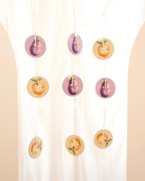 Lysandre Nadeau Instagram - PÊCHE OU AUBERGINE? 🍑🍆 
IT’S A… 🤍

Une journée absolument parfaite, comme dans un rêve.

Rien de tout ça n’aurait été possible sans @pknik.ca qui a tout planifié et décoré avec une attention aux détails incroyable.

Merci du fond du cœur à :
@cliniqueprenato, grâce à qui on a su le sexe de bébé
@lerev.ca pour la salle magnifique
@rhits.creative.catering pour le festin
@alafraise.official pour le bar à fraises qui a volé la vedette
@miettes.confettis pour le gâteau trop beau pour être mangé
@djwiremtl pour l’ambiance musicale
et bien sûr @emihebert, qui a capté chaque instant avec tant de douceur.

Voir autant de mes humains préférés, réunis dans ce contexte… c’était tout aussi magique que la première fois.
Je clignais des yeux plus vite, comme si ça allait me permettre de ressentir plus fort chaque seconde.

On est aux anges. 
Merci mille fois encore