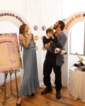 Lysandre Nadeau Instagram - PÊCHE OU AUBERGINE? 🍑🍆 
IT’S A… 🤍

Une journée absolument parfaite, comme dans un rêve.

Rien de tout ça n’aurait été possible sans @pknik.ca qui a tout planifié et décoré avec une attention aux détails incroyable.

Merci du fond du cœur à :
@cliniqueprenato, grâce à qui on a su le sexe de bébé
@lerev.ca pour la salle magnifique
@rhits.creative.catering pour le festin
@alafraise.official pour le bar à fraises qui a volé la vedette
@miettes.confettis pour le gâteau trop beau pour être mangé
@djwiremtl pour l’ambiance musicale
et bien sûr @emihebert, qui a capté chaque instant avec tant de douceur.

Voir autant de mes humains préférés, réunis dans ce contexte… c’était tout aussi magique que la première fois.
Je clignais des yeux plus vite, comme si ça allait me permettre de ressentir plus fort chaque seconde.

On est aux anges. 
Merci mille fois encore