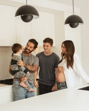 Lysandre Nadeau Instagram - Ça fait maintenant 15 semaines que mon corps en construit un autre. C’est tellement différent cette fois-ci, avec toute mon attention tournée vers notre grand garçon. Beaucoup d’émotions partagées. De la culpabilité de ne pas me sentir aussi connectée qu’à ma première grossesse, mais aussi beaucoup de tendresse pour ce nouveau petit miracle qui grandit en moi.

Je me sens reconnaissante d’avoir la chance de vivre cette aventure à nouveau, même si je sais déjà qu’elle sera différente. Reconnaissante aussi de la partager avec le meilleur des papas que j’aurais pu souhaiter pour mes enfants.

Ma peanut, j’ai hâte de découvrir tes petits pieds, tes petites mains, ton odeur. De passer des semaines collée contre toi, jusqu’à en oublier tout le reste. J’ai hâte de te voir avec tes grands frères et tous les gens qu’on aime. Hâte de te voir développer toutes ces petites choses qui feront de toi qui tu es. De te voir grandir aussi… mais pas trop vite, s’il te plaît.

Je t’aime