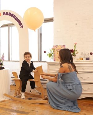 Lysandre Nadeau Instagram - PÊCHE OU AUBERGINE? 🍑🍆 
IT’S A… 🤍

Une journée absolument parfaite, comme dans un rêve.

Rien de tout ça n’aurait été possible sans @pknik.ca qui a tout planifié et décoré avec une attention aux détails incroyable.

Merci du fond du cœur à :
@cliniqueprenato, grâce à qui on a su le sexe de bébé
@lerev.ca pour la salle magnifique
@rhits.creative.catering pour le festin
@alafraise.official pour le bar à fraises qui a volé la vedette
@miettes.confettis pour le gâteau trop beau pour être mangé
@djwiremtl pour l’ambiance musicale
et bien sûr @emihebert, qui a capté chaque instant avec tant de douceur.

Voir autant de mes humains préférés, réunis dans ce contexte… c’était tout aussi magique que la première fois.
Je clignais des yeux plus vite, comme si ça allait me permettre de ressentir plus fort chaque seconde.

On est aux anges. 
Merci mille fois encore