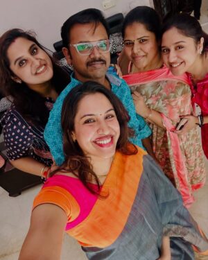 Maalica Ravikumar Instagram - No makeup, tired faces, even managed to drag our big brother into the chaos because we still had to get that memory click! 😉