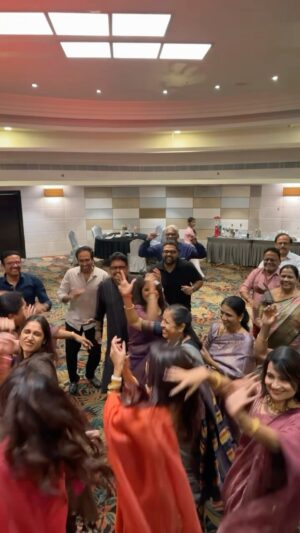 Maalica Ravikumar Instagram - Who needs coordination when you have family?😍💃 Joining the #Manasilaayo trend with my favorite people! ♥️ Special moments, lots of laughter, and memories to cherish. 🧿🧿🧿🧿As always, I’m the one with the mic, giving the instructions and not dancing fully 🎤#DiwaliNight #FamilyGoals #Manasilaayo #DancingIntoHearts
