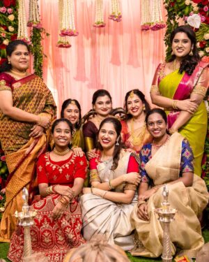 Maalica Ravikumar Instagram - Moments to cherish forever with my beautiful sisters and cousins😍

Blessed to share these memories with the best company and stunning decor by @purpletreeprojects